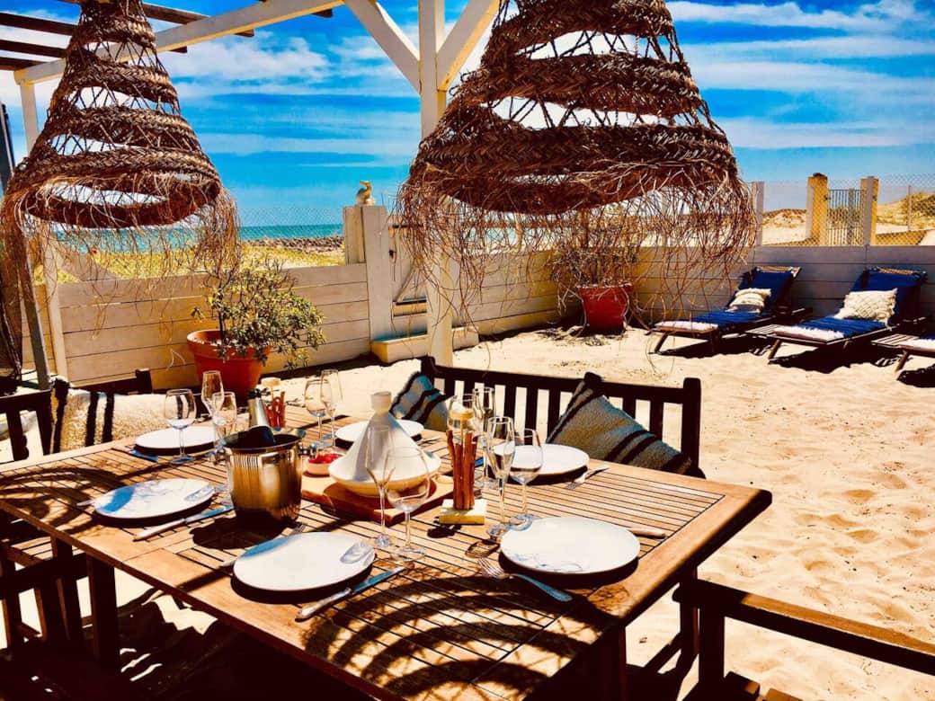 Manger les pieds dans le sable sur la plage privée du Mas Andalou Manger les pieds dans le sable sur la plage privée du Mas Andalou
