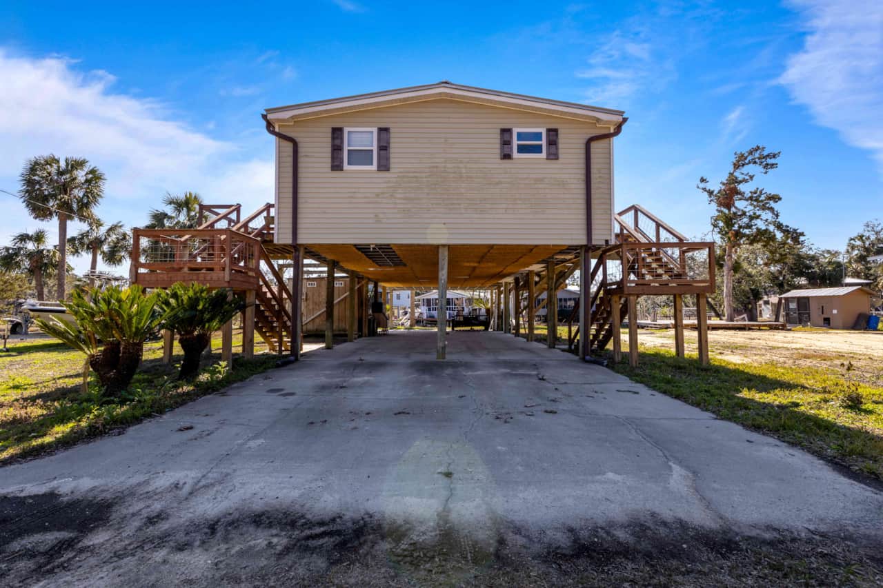 Exterior/Parking 