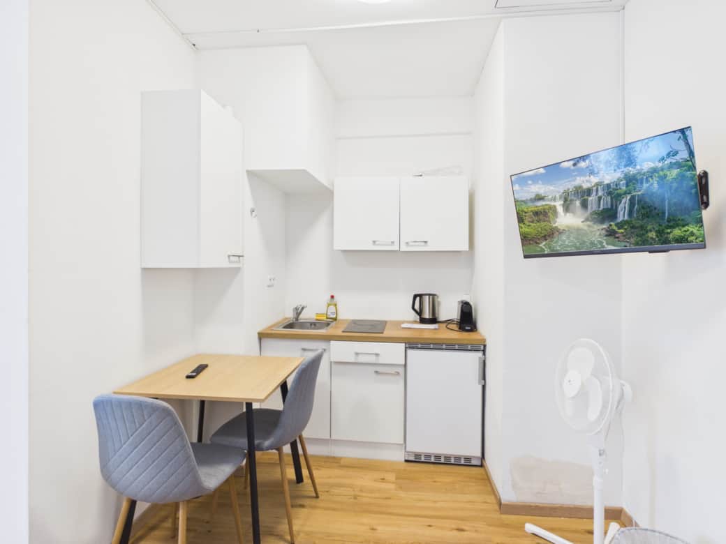 Küche mit Herd und Kaffeemaschine, Essbereich für 2 Personen, Smart-TV mit SAT