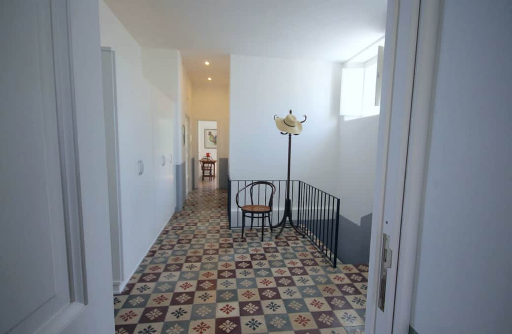 Corridoio luminoso con pavimenti storici e dettagli di design, Villa Le Pigne. Corridoio luminoso con pavimenti storici e dettagli di design, Villa Le Pigne.