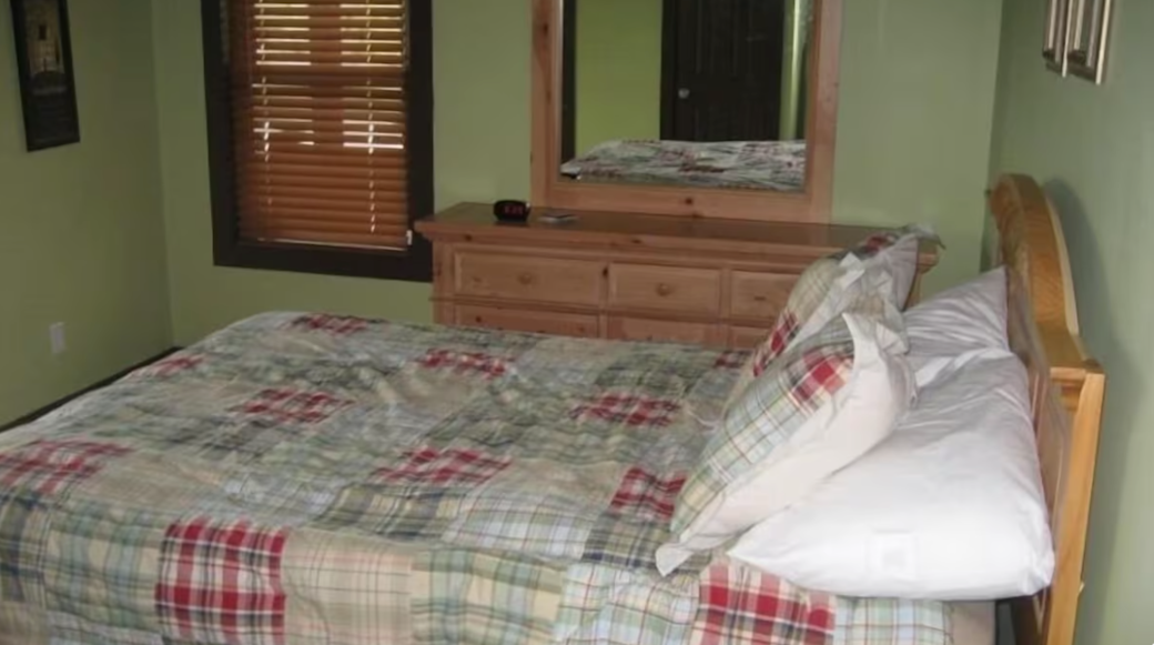 3rd bedroom downstairs - queen bed