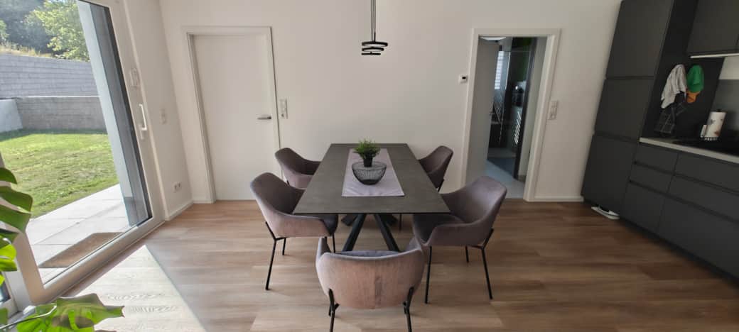 Essbereich (links Zugang zum Arbeitszimmer, rechts Zugang zum Badezimmer)