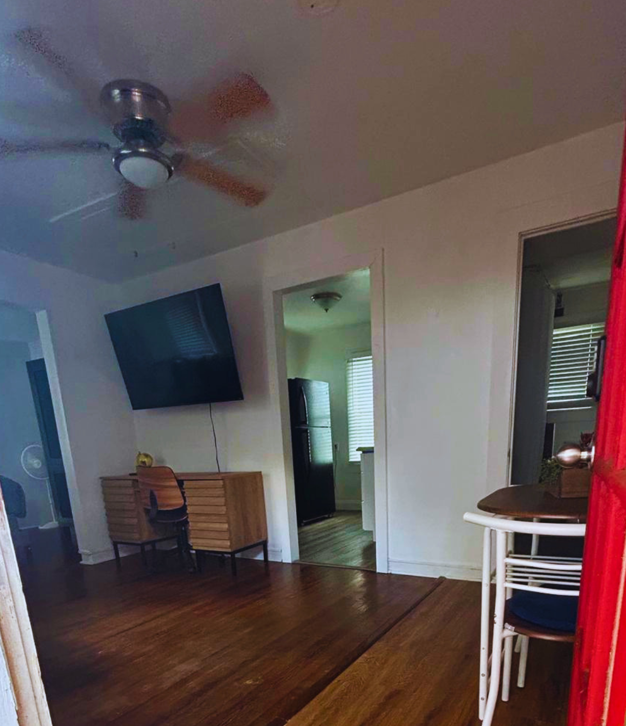 Smart TV with Netflix and a dedicated workspace for work or study. Lakeland, FL