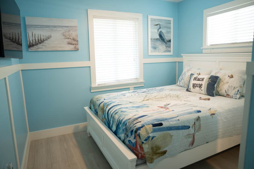 bedroom 2 w/ queen bed