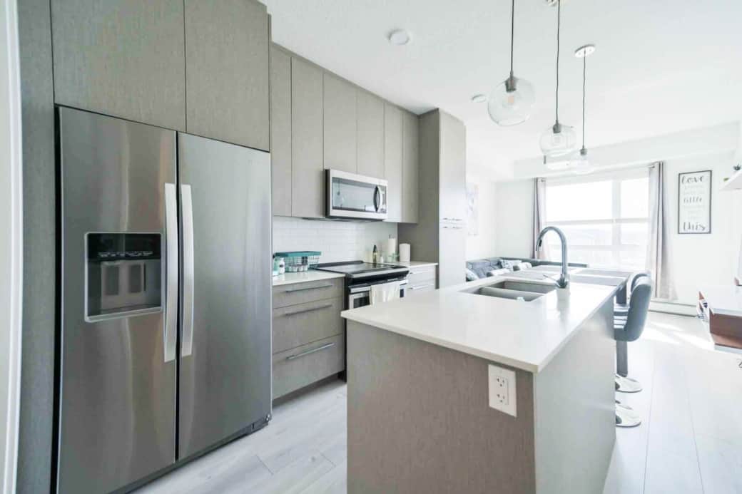Full kitchen stocked with everything you need, along with a water and ice dispenser on the fridge. The large island with quartz countertops has enough room to comfortably seat 4 people to dinner. 