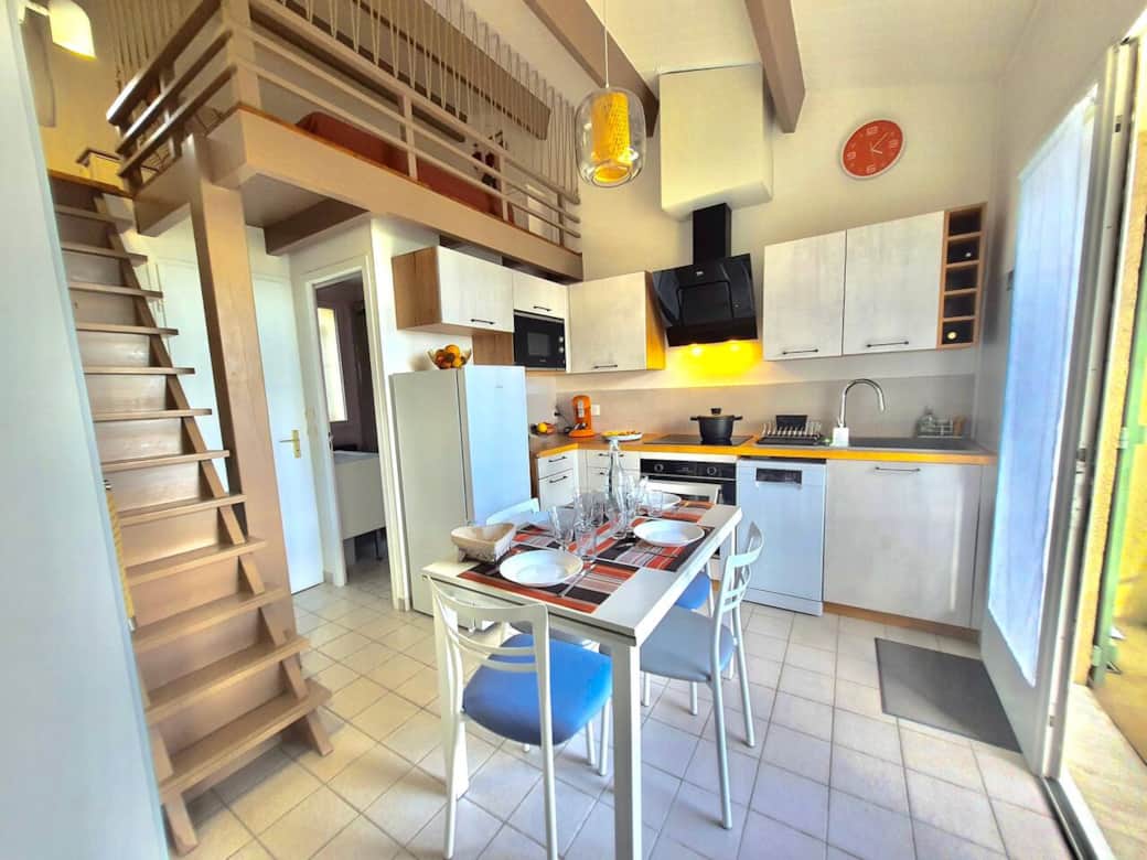 Cuisine entièrement équipée sous une belle hauteur sous plafond avec accès à la mezzanine. Cuisine entièrement équipée sous une belle hauteur sous plafond avec accès à la mezzanine.