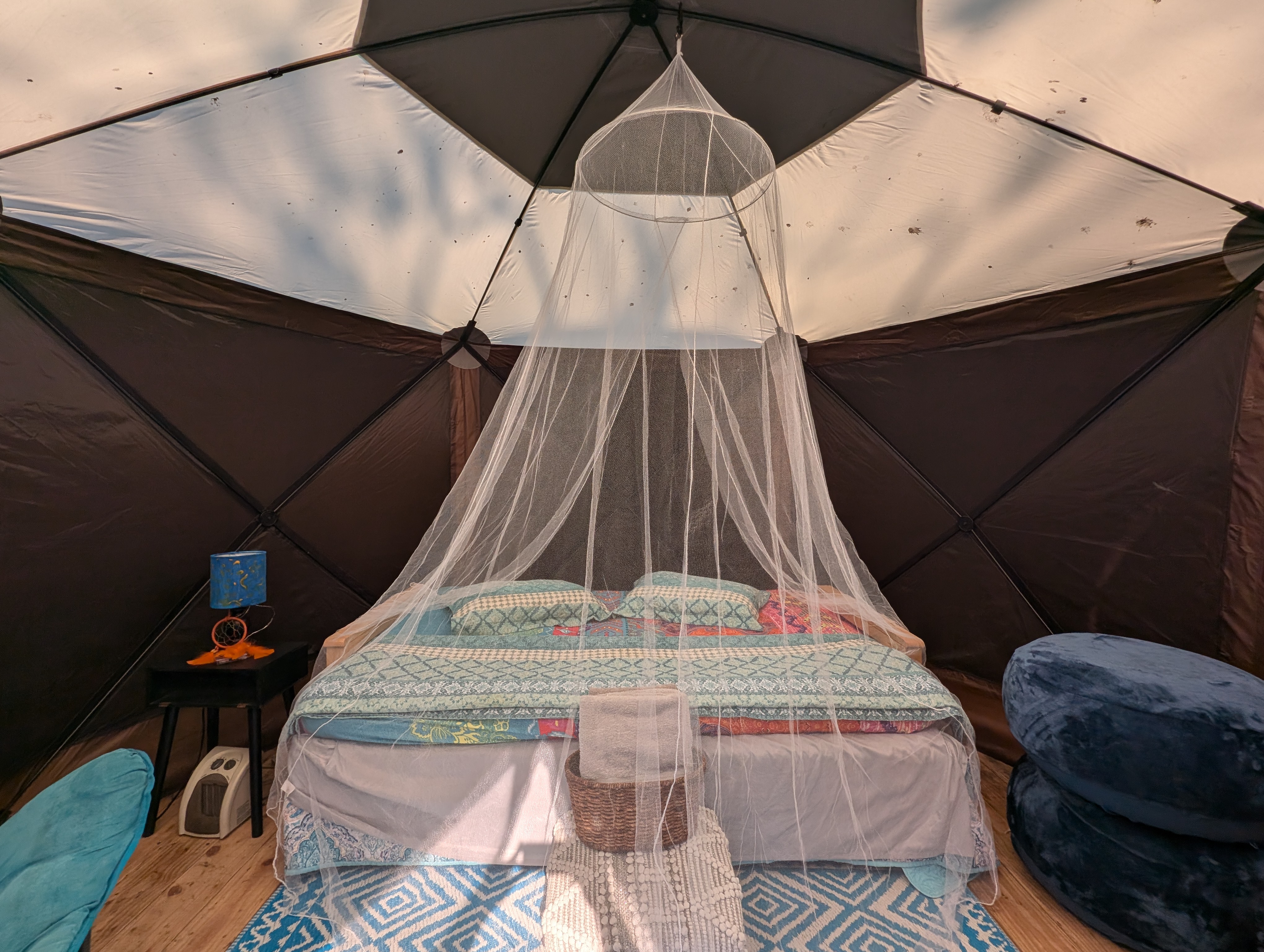 The Ohm Sweet Ohm Waterside Yurt - Room in Seville