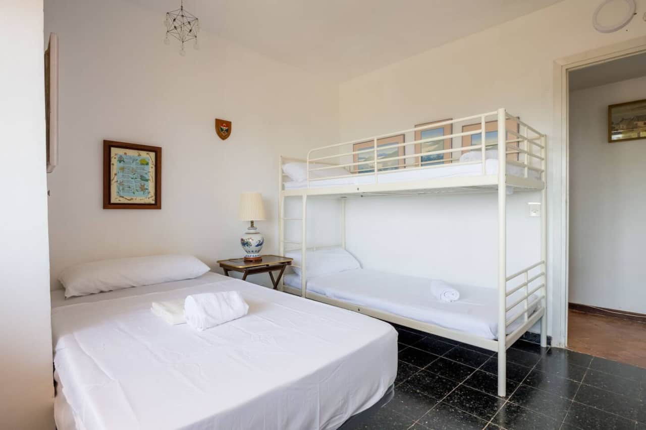 Dormitorio con cama doble y litera