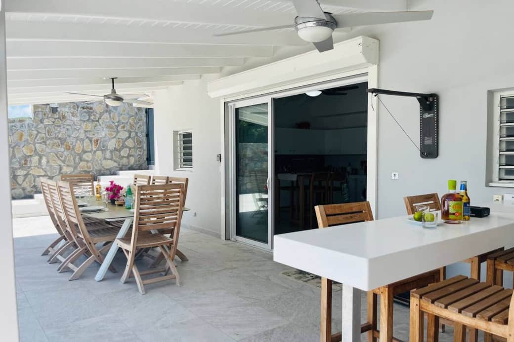 Terrace with dining table and high table Chez Martine
