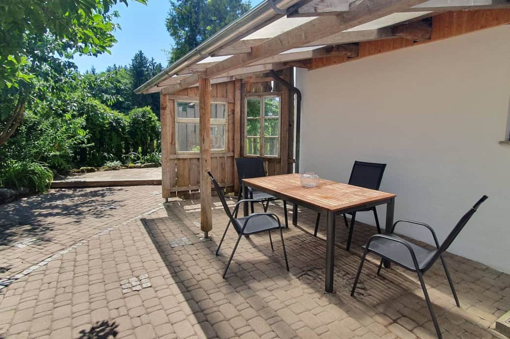 Überdachte Terrasse mit Sitzgelegenheit im Grünen Überdachte Terrasse mit Sitzgelegenheit im Grünen