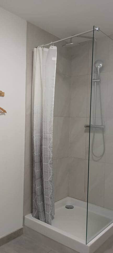 SALLE DE DOUCHE
SECHE SERVIETTES
SERVIETTES FOURNI