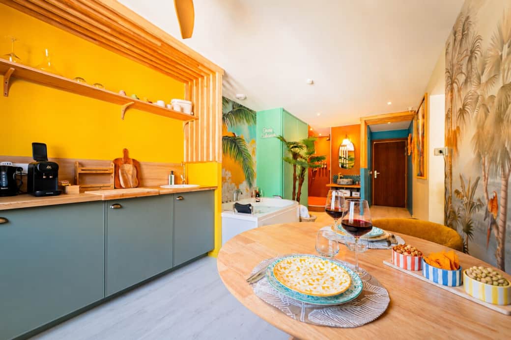 Cuisine équipée avec plaque de cuisson, four micro-ondes, réfrigérateur, machine à café, bouilloire, vaisselle et verres. Pour des moments conviviaux, profitez également d’un appareil à raclette, d’une fondue au fromage et d’une fondue au chocolat. Cuisine équipée avec plaque de cuisson, four micro-ondes, réfrigérateur, machine à café, bouilloire, vaisselle et verres. Pour des moments conviviaux, profitez également d’un appareil à raclette, d’une fondue au fromage et d’une fondue au chocolat.