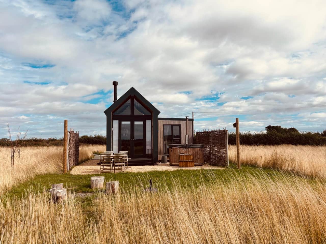 Cosy cabin with log-fired hot tub