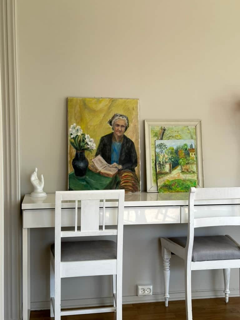 Spisestue med familiens malerier i Nystua