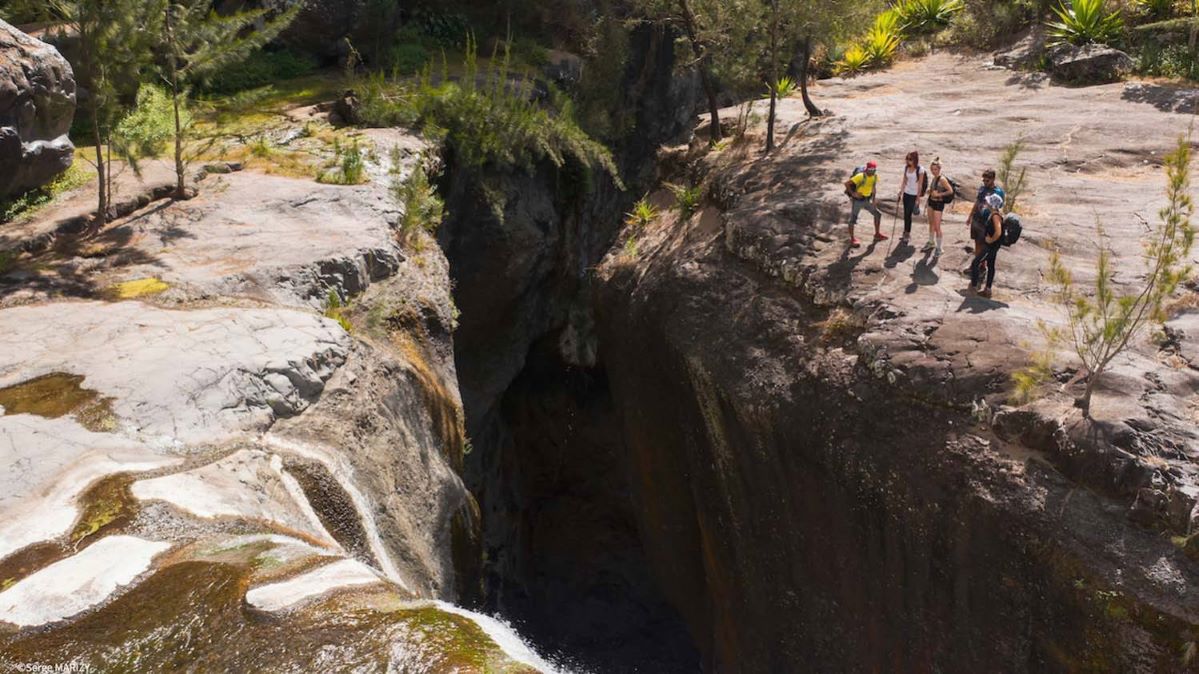 randonneur devant précipice de cascade trois roches