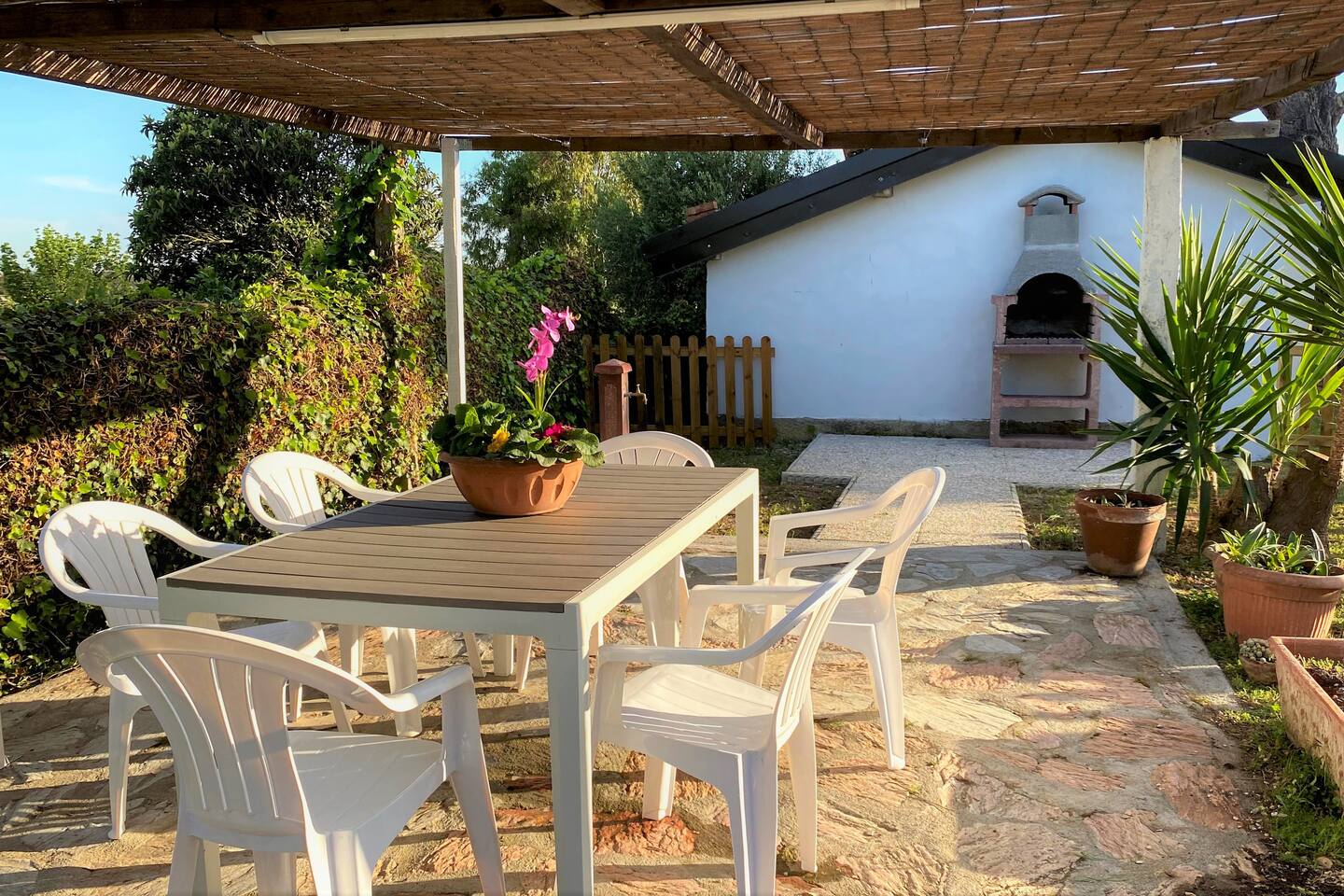 Pergolato con tavolo da pranzo dove poter mangiare all'aperto