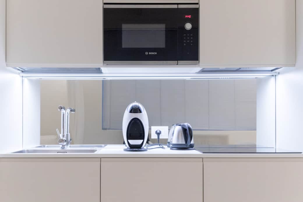 Cucina attrezzata a scomparsa perfettamente integrata: tutto il necessario per sentirsi a casa