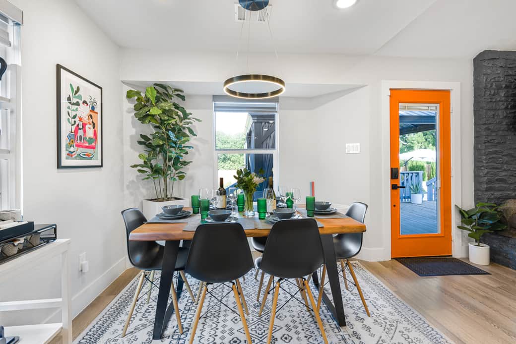 Dining for six people