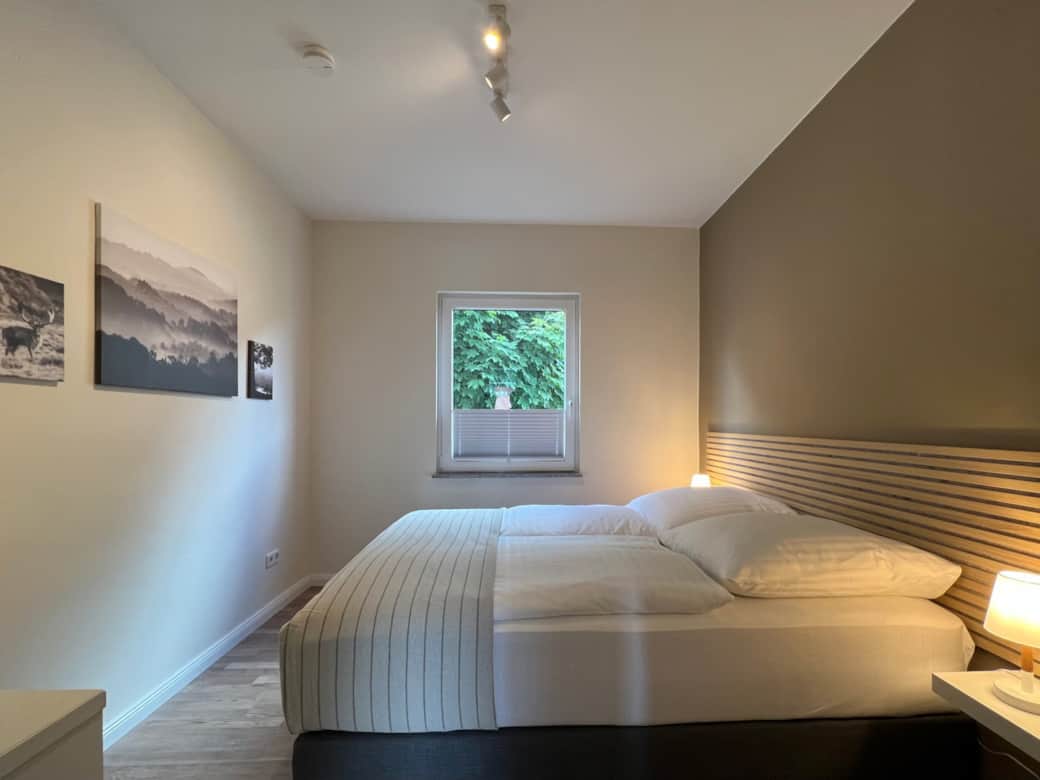 1. Schlafzimmer mit Queensize Boxspring-Doppelbett und offenem Kleiderschrank