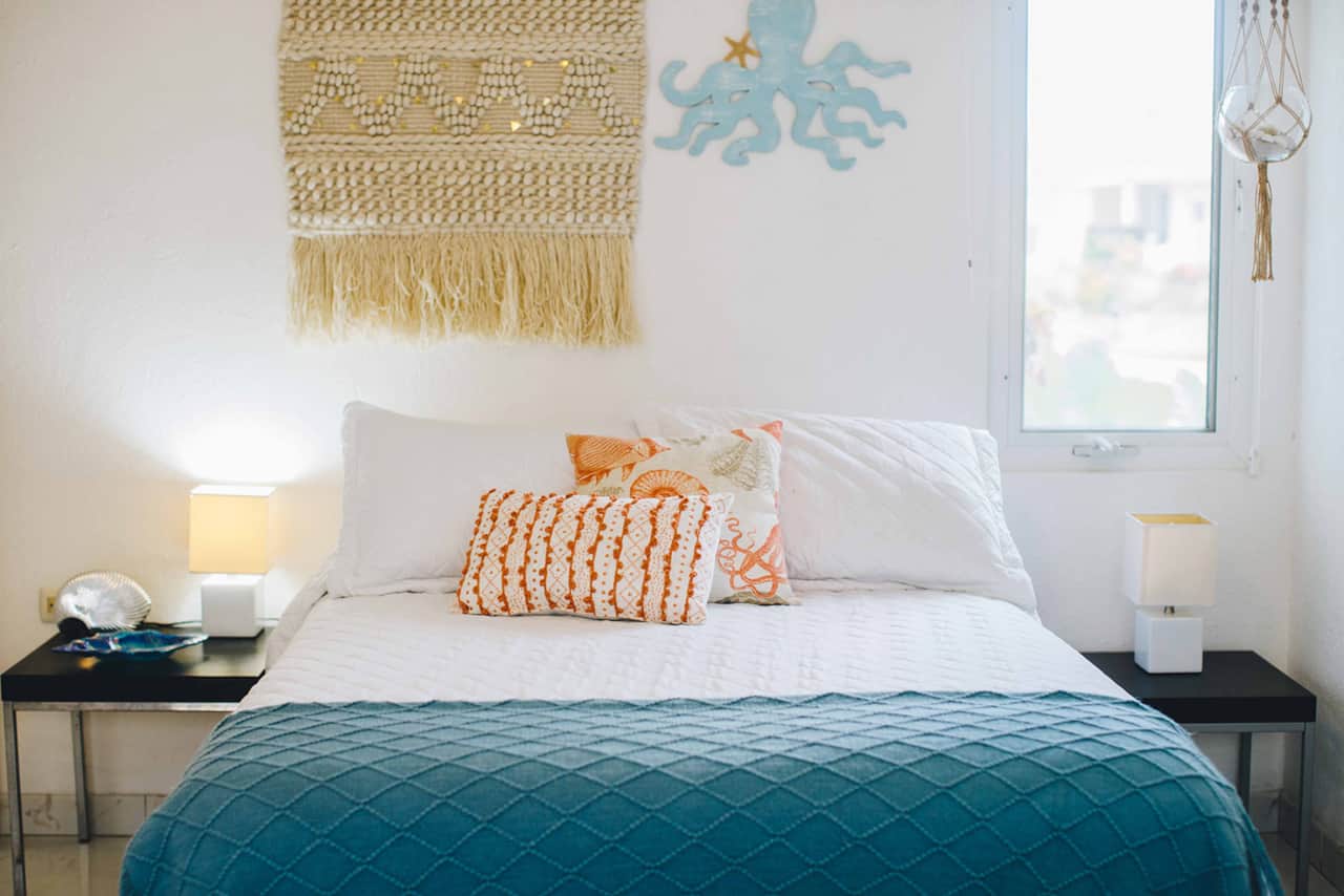 Beach-themed bedroom - second view