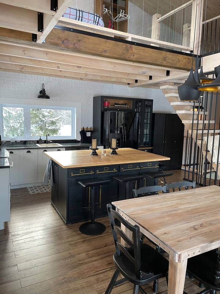 Vue de la cuisine et de la mezzanine , îlot très agréable entre-amis 