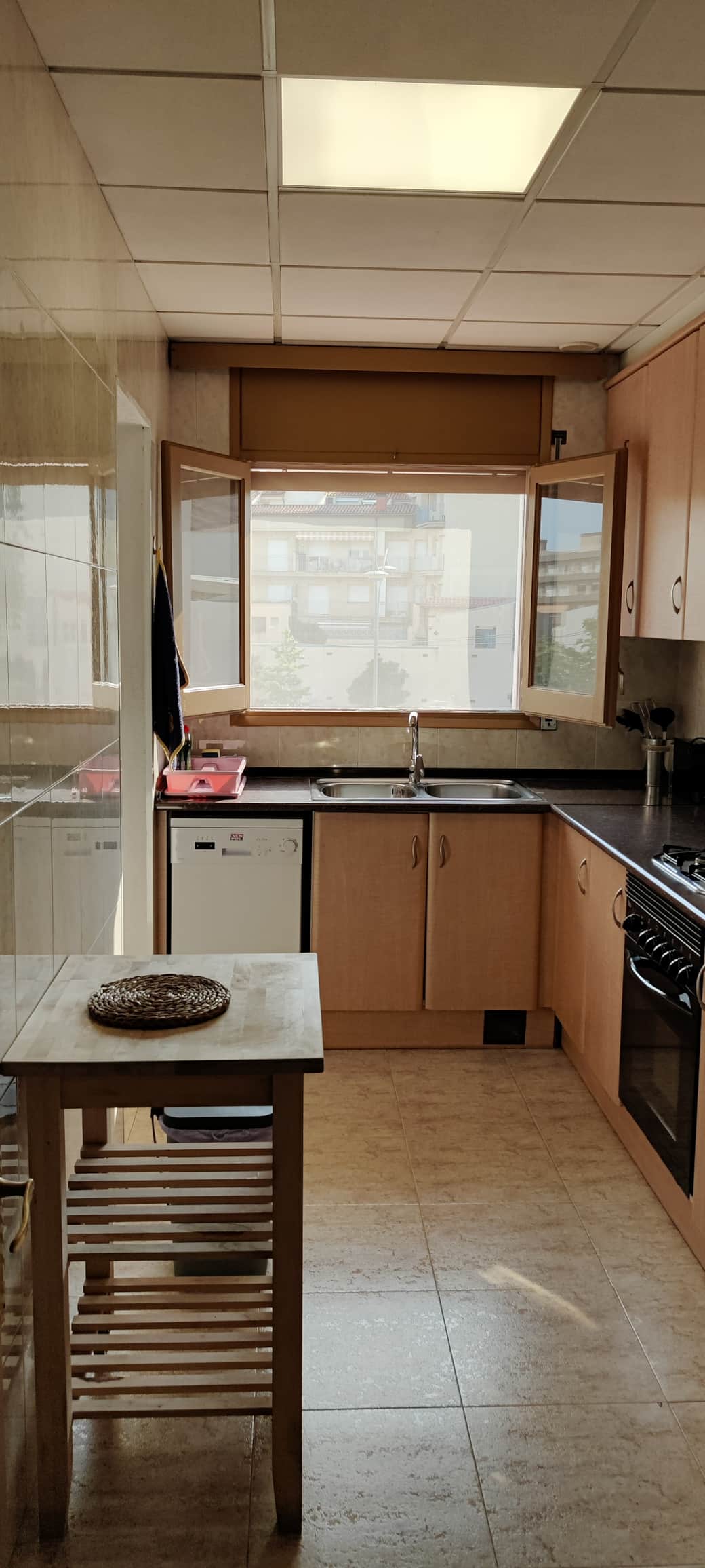 Costa Brava Apartment with Wifi and Beachfront in Barcelona - Kitchen with balcony view, oven and dishwasher