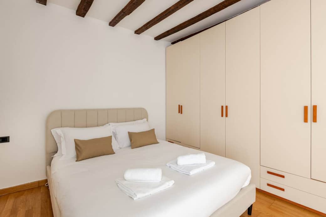 Letto matrimoniale e armadio