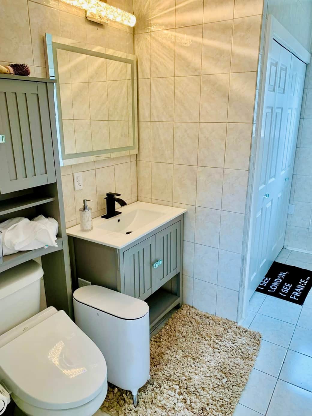 Downstairs full bath & laundry
