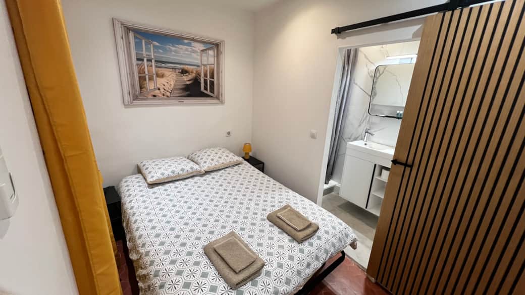 Chambre climatisée avec lit double 140 cm