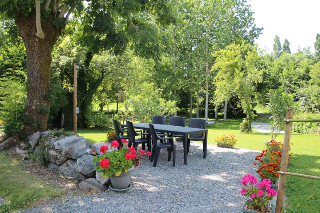 Terrasse fleurie avec salon de jardin 