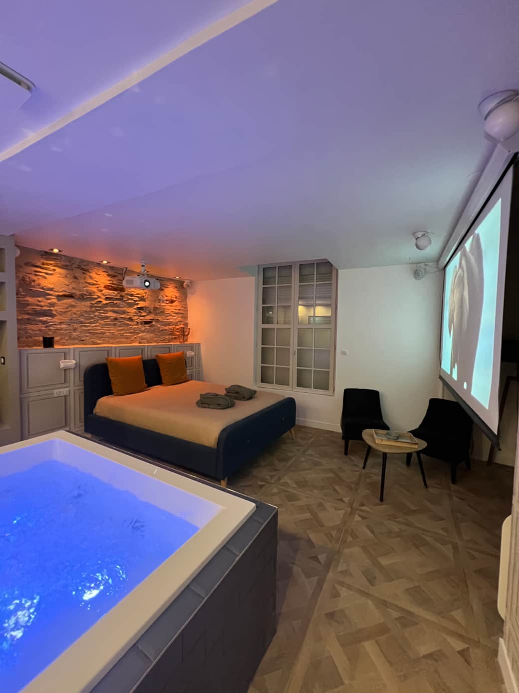 15 - PROJECTOR BED BATHTUB