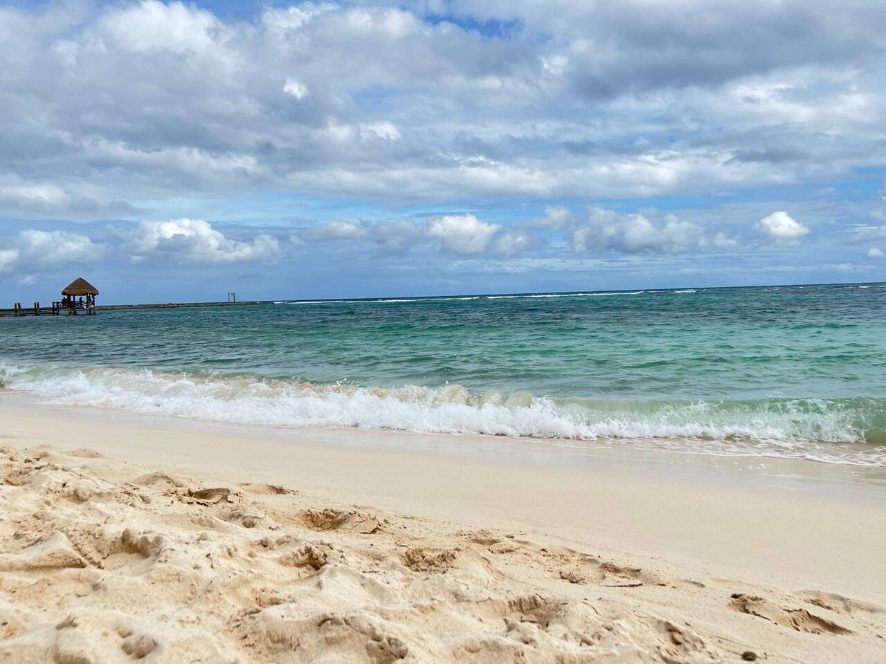 Dé un paseo de dos minutos desde nuestro club de playa, cruzando un encantador pequeño muelle, para llegar a la hermosa playa de Akumal, ideal para nadar, con arena suave y aguas turquesas.