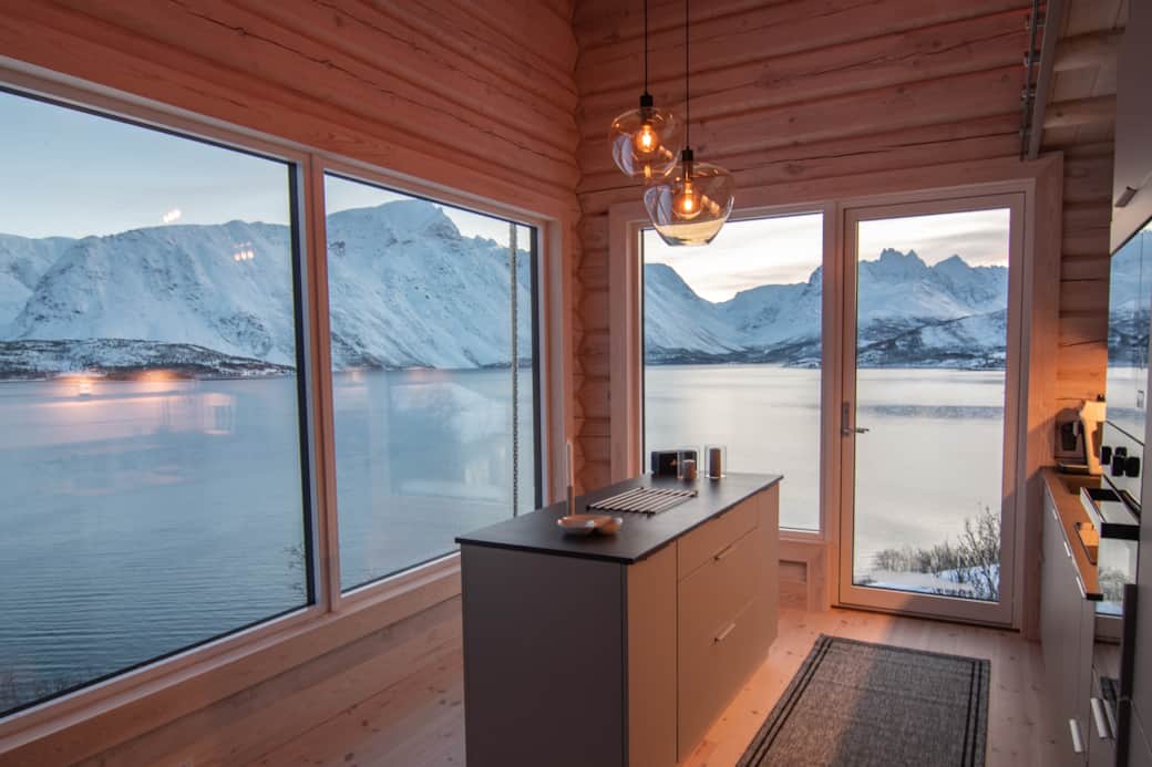 Modernes skandinavisches Interieur – Küche mit Blick auf Wasser und Berge im Haus Tind