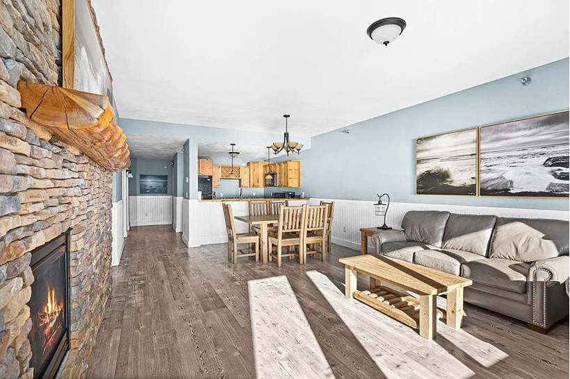 Cozy furniture to sip coffee and enjoy lake views Cozy furniture to sip coffee and enjoy lake views