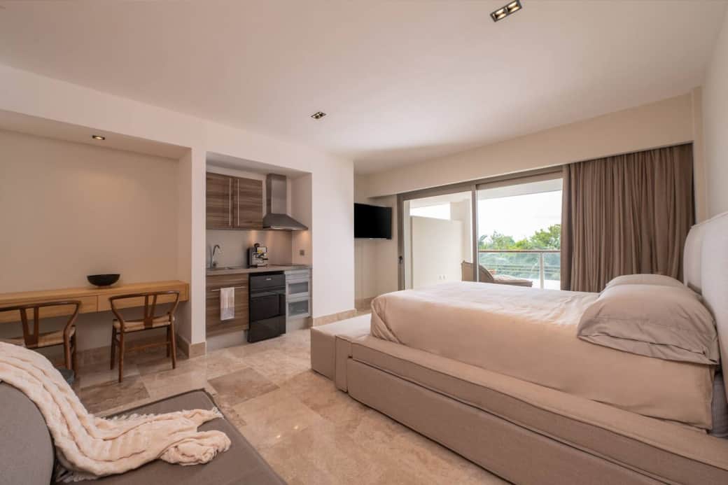 Cocineta, smart tv y área de trabajo