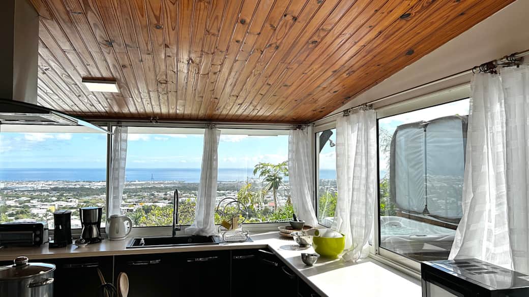 FULLY EQUIPPED KITCHEN IN A COMFORTABLE ACCOMMODATION