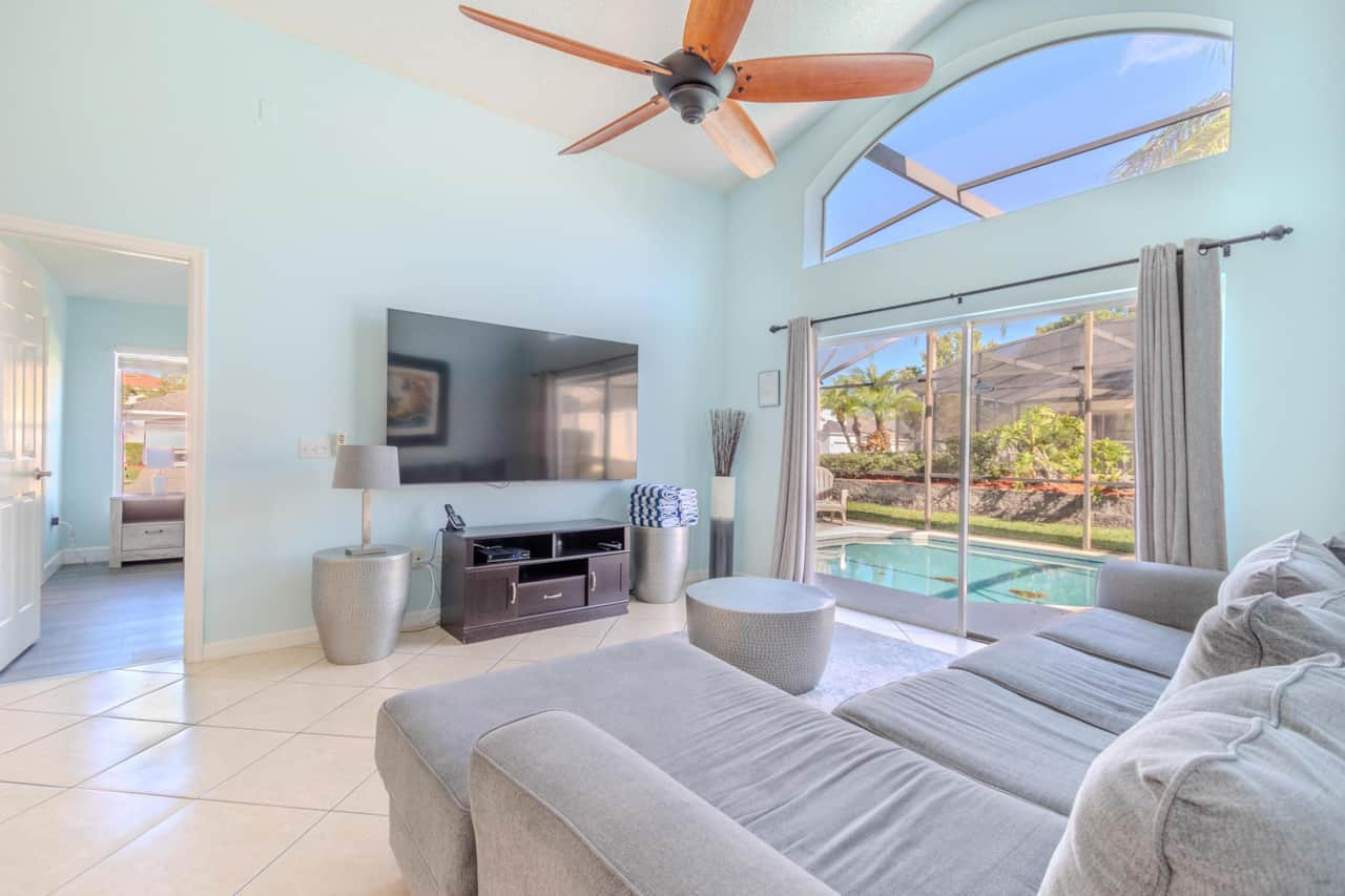 Second sitting area with access to pool