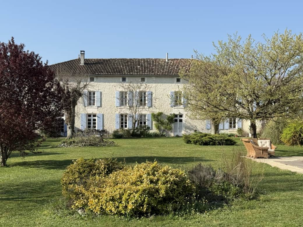 Vue façade de la maison et de ses terrasse