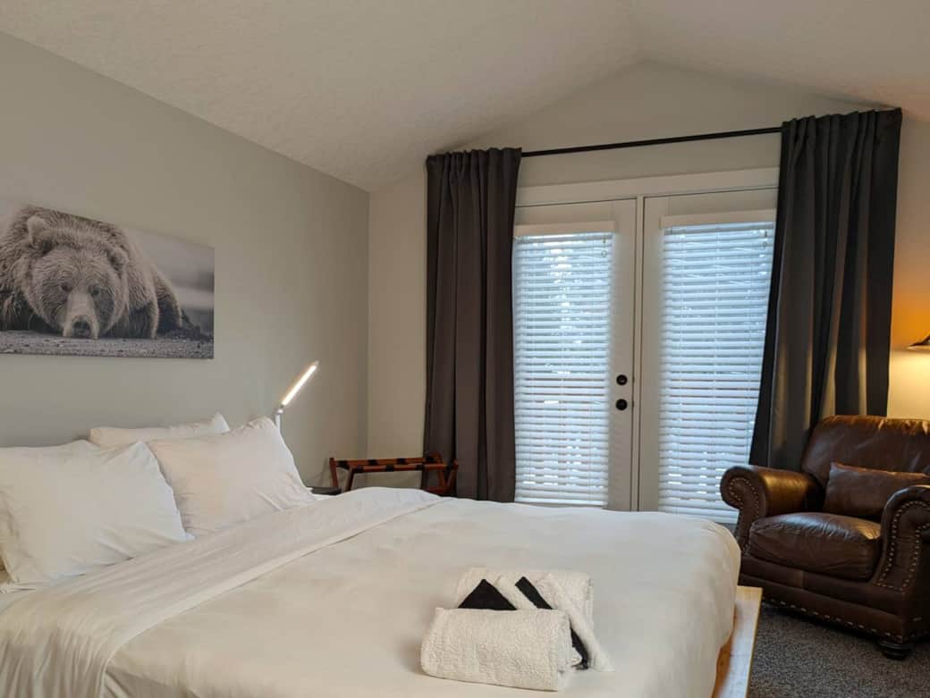 Loft | King Bed | Juliet Balcony | Blackout Curtains | Open to Below