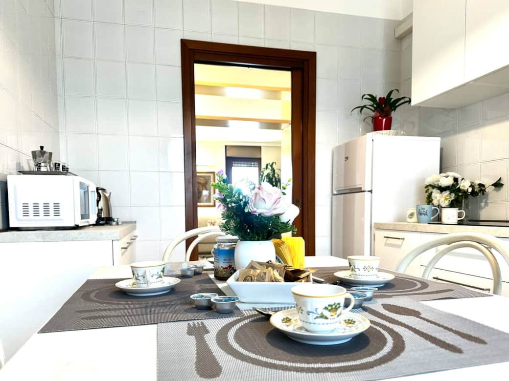 Secondo tavolo da pranzo allungabile per 6 in cucina per una comodità in più.