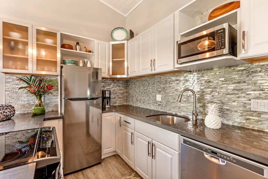 This kitchewn will wow you. The backsplash is glass and reminds us of the ocean it is fuly stocked and plus. This kitchewn will wow you. The backsplash is glass and reminds us of the ocean it is fuly stocked and plus.