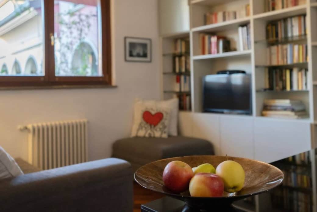 Angolo relax con divani, tv e libreria Angolo relax con divani, tv e libreria