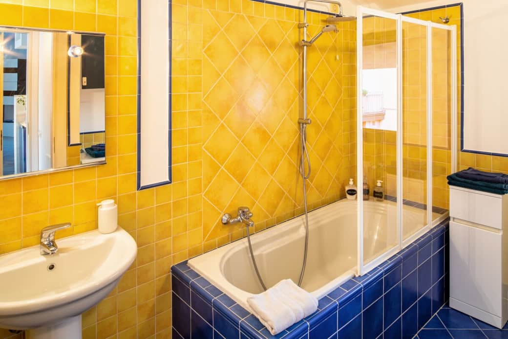Un angolo di puro relax: bagno completo di vasca con doccia integrata, ideale per rigenerarsi dopo una giornata fuori. Troverai tutto il necessario: lavatrice, asciugacapelli potente e un set di asciugamani soffici.