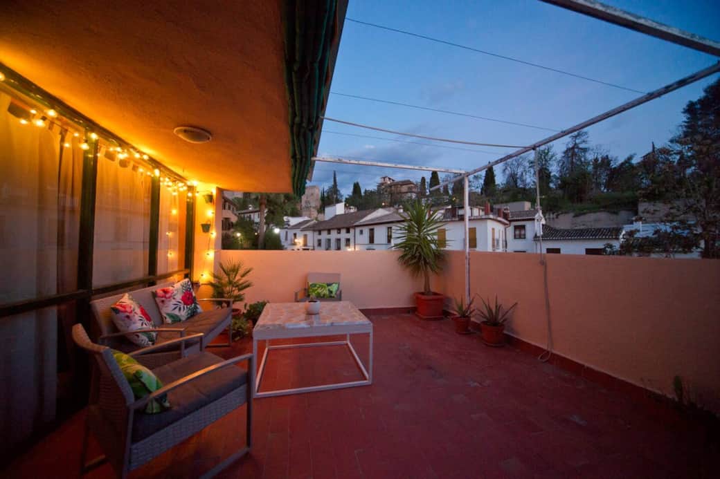 Vista de la terraza al anochecer/ View of the terrace by nightfall