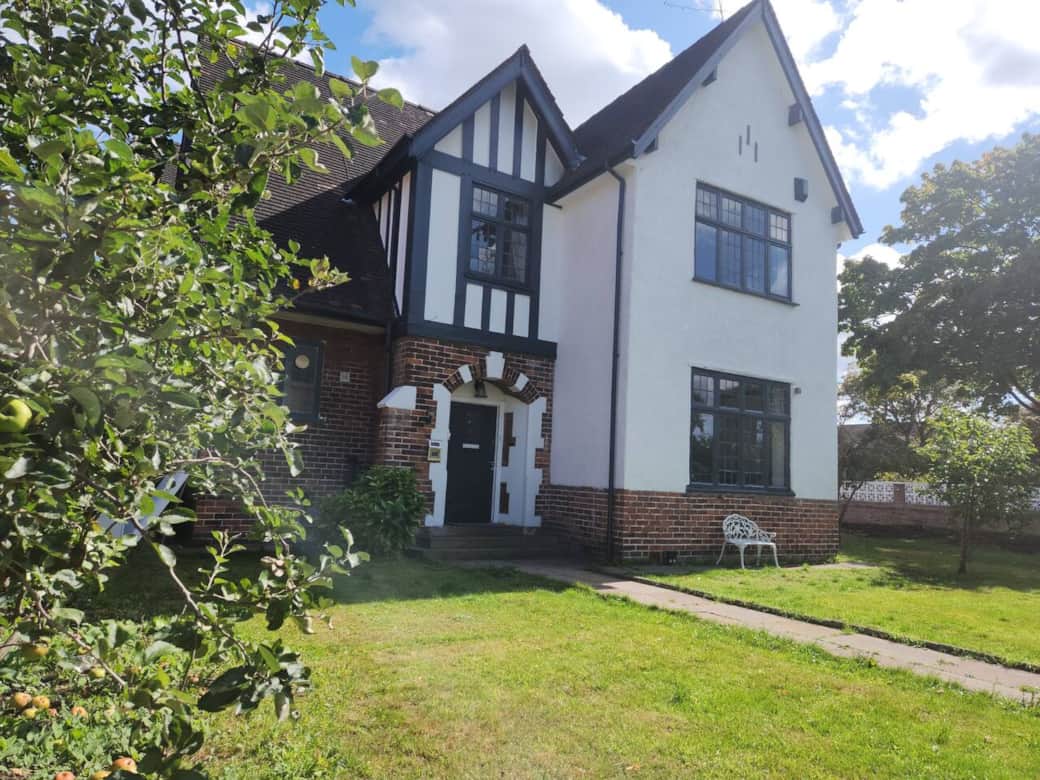 Charming Tudor White House Cottage  Room Apartment Old Trafford  Manchester 