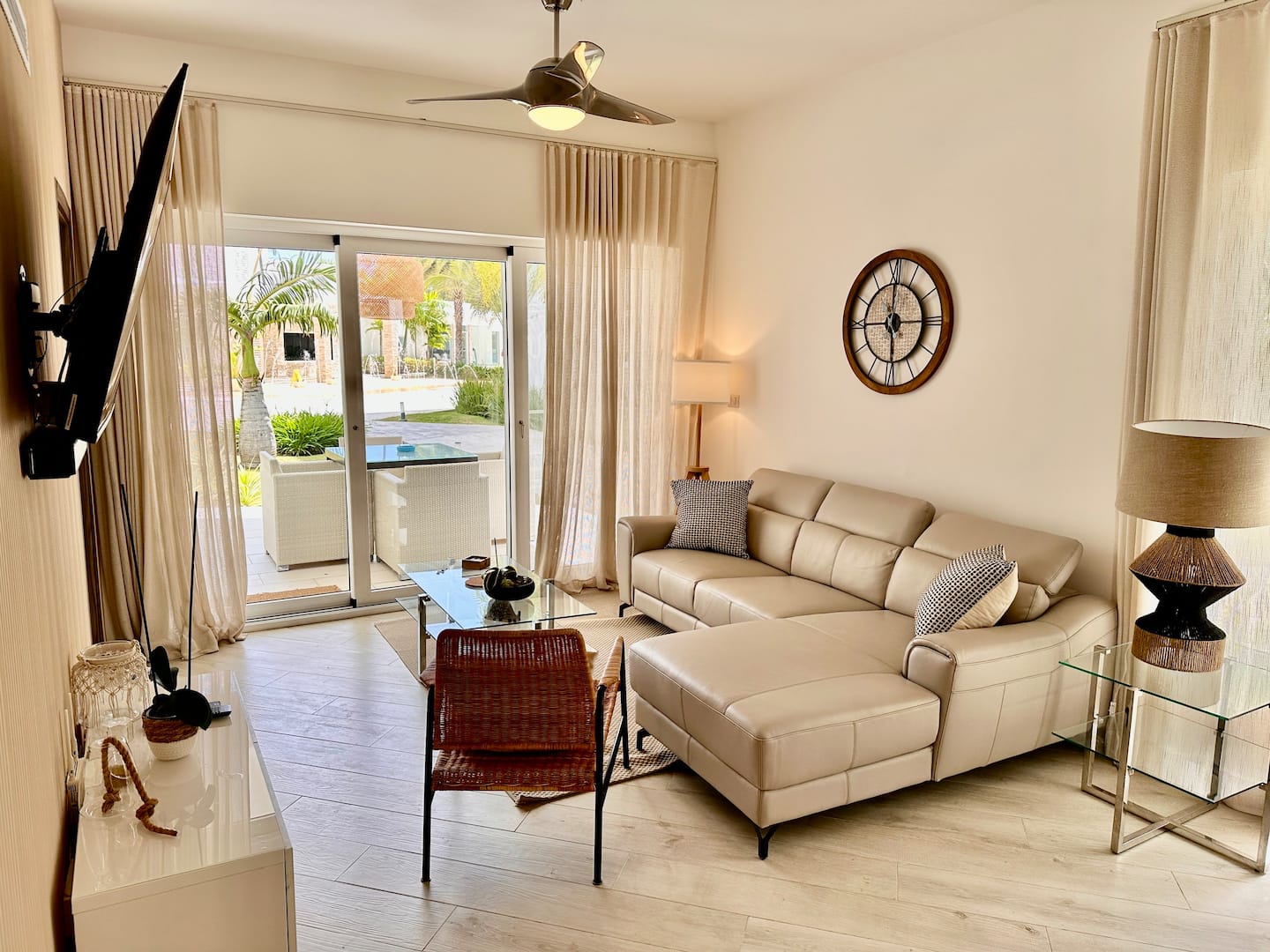 Modern condo few steps from the pool and beach photo 5