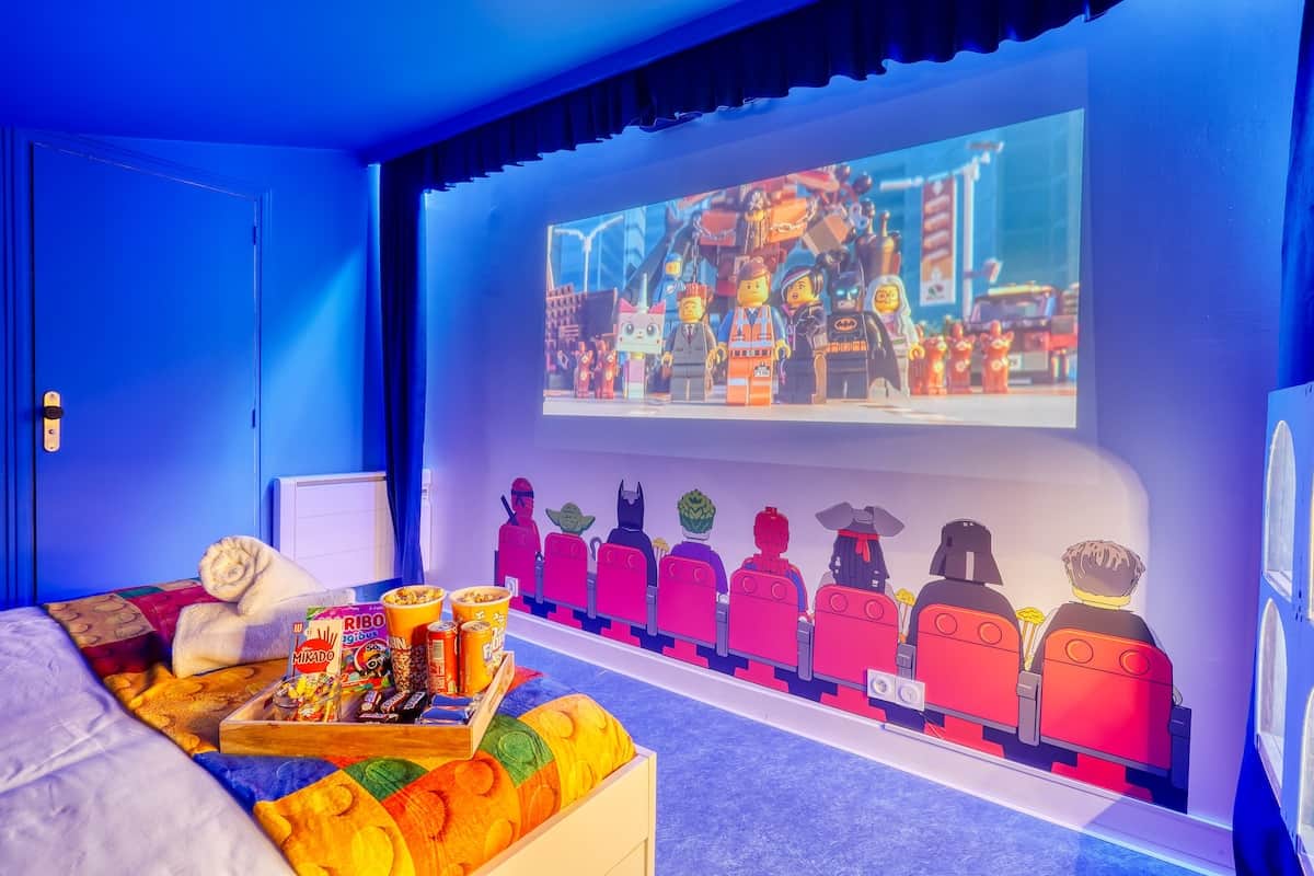 Séance cinéma privée : écran géant, plateau gourmand et lit cosy pour une immersion totale.
