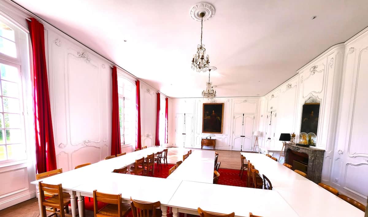 La duchesse de Luynes vous acceuille (grand tableau d'époque) dans la grande salle pour:
 réception, séminaire, diners, dance etc.
Tables (extensibles) et chaises. Grande modularité dispositions des tables. 
Disponible: paper board et projecteur.