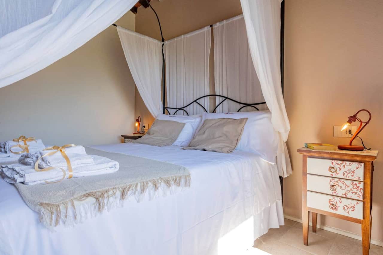 Canopy bed in the Ginestra room