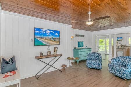 ️ Spacious second living area with coastal touches & room to spread out